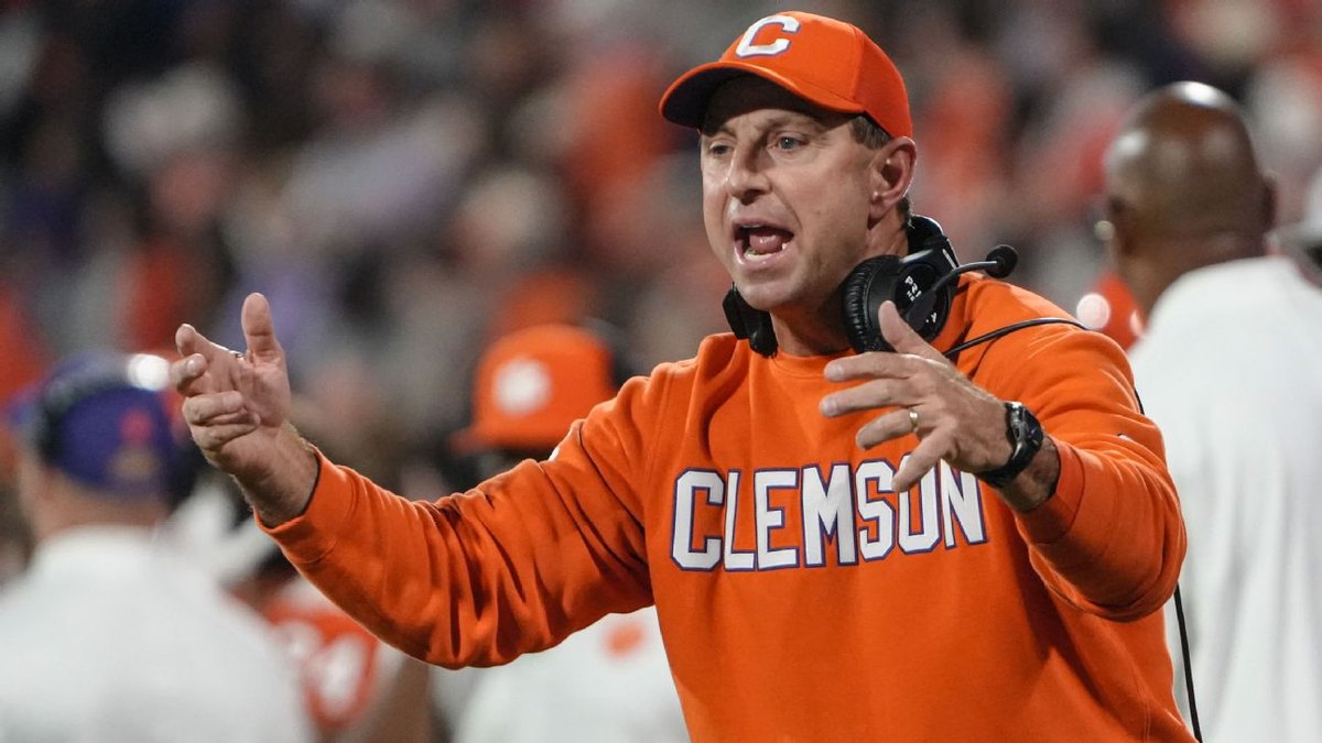 Dabo Swinney: La soo celinta ciyaartoyda NCAA-ka ayaa ah mid 'naxdin leh'