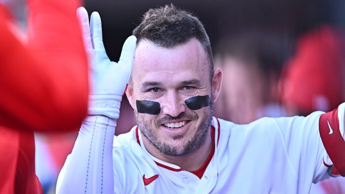 Mike Trout wuxuu sheegay inuu diyaar u yahay inuu ku jiro Los Angeles Angels ilaa dhamaadka heshiiskiisa kadib iibsiga Stan Kroenke