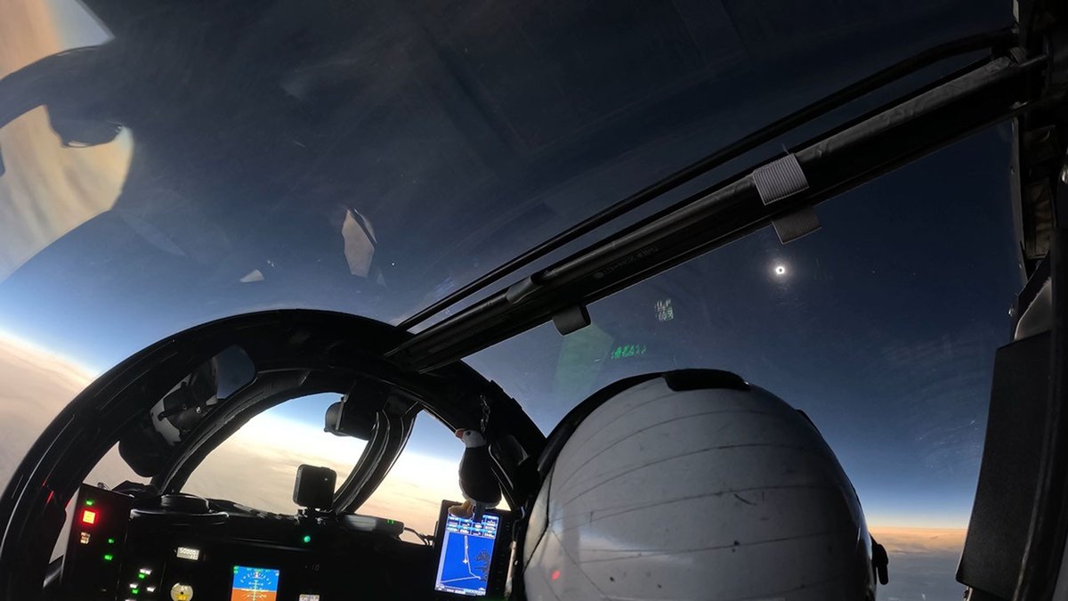 NASA-ga iyo Hawada: Hawo-gacmeedka WB-57F-ka ee Ku Biiray Xag-xagashada Qorraxda ee Ilaalada
