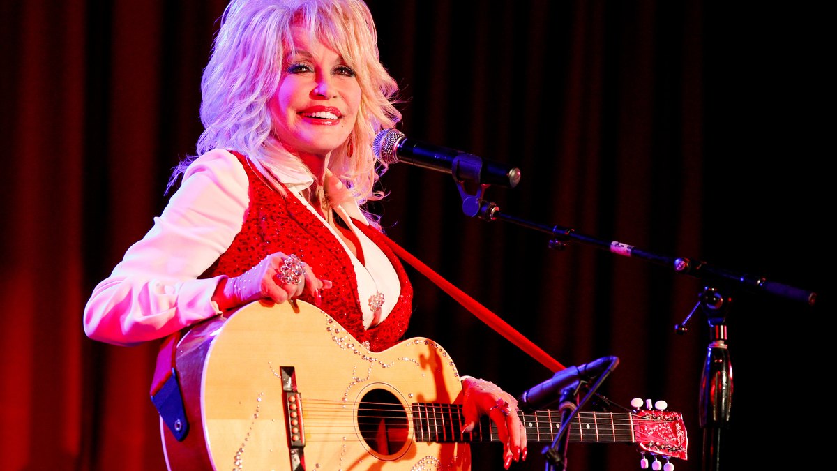 Dolly Parton Oo Geeriyootay, Qaaradda Afrika Oo U Tacsi Gaysan