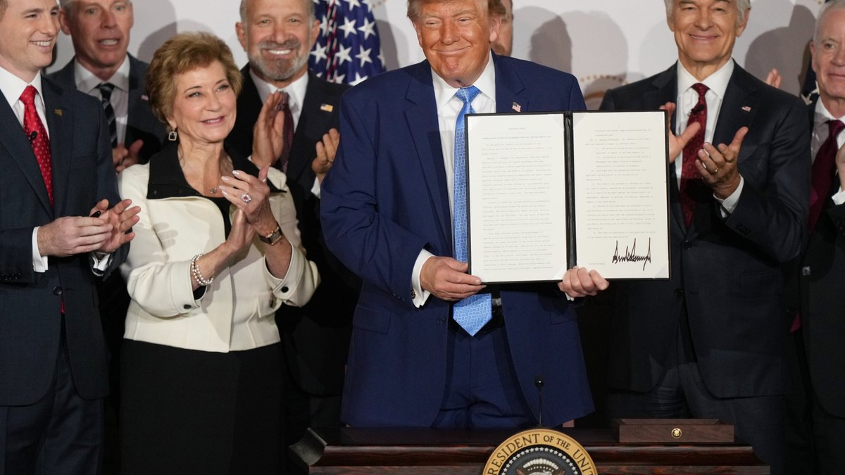 Madaxweyne Trump wuxuu furay bog casri ah oo lagu fududeynayo xiriirka bulshada iyo dowladda