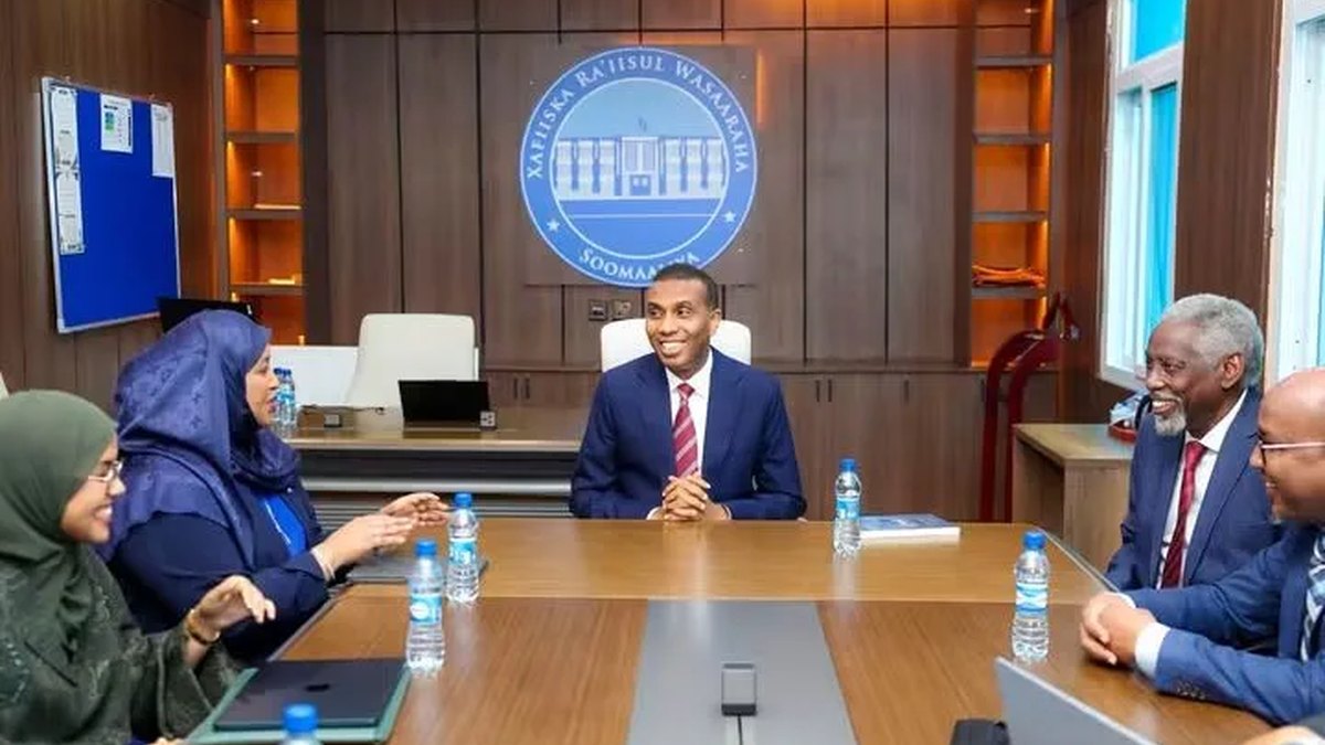 Ra'isul Wasaare Xamza iyo Guddiga Sare ee Akadeemiyadda Hoggaaminta Qaran oo isku afgartay dardargelinta howlaha