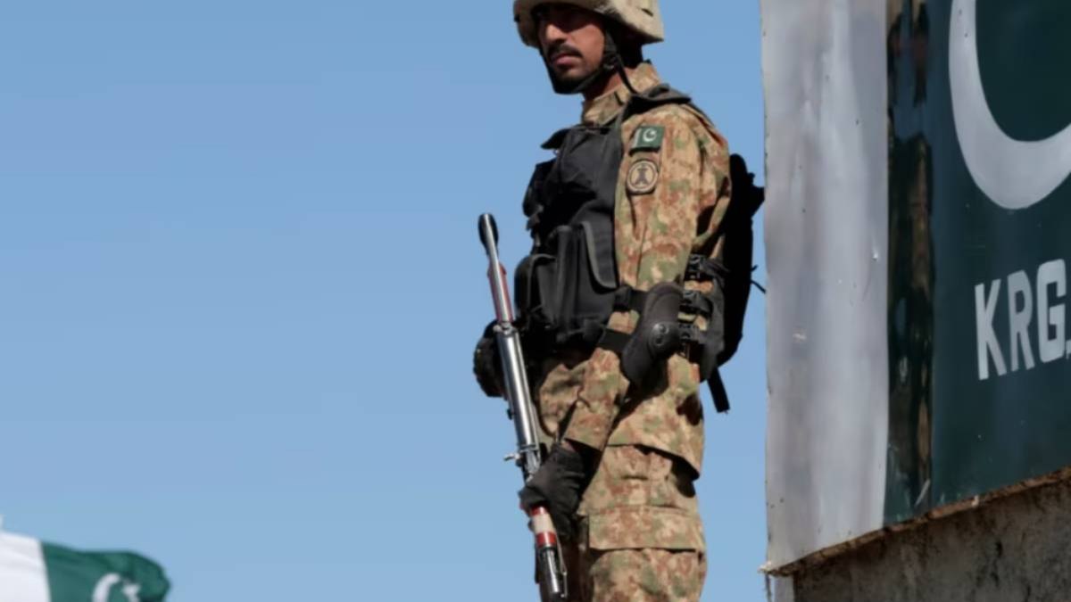 Taliyaha Ciidamada Pakistan wuxuu ku dhuftay dagaalyahanno iyo goobaha ay ku sugnaayeen dhinaca afgaanistaan