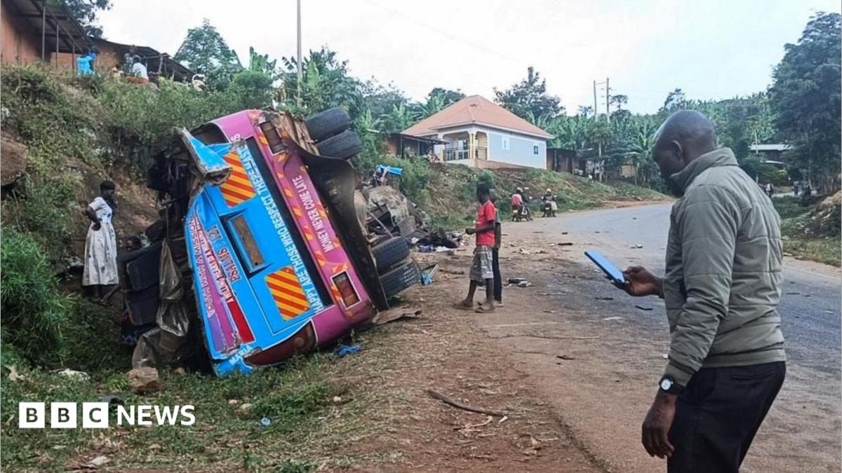 Uganda ayaa xireysa safarada dugsiga kadib dilal 20 arday oo ku dhimatay burburka gaari