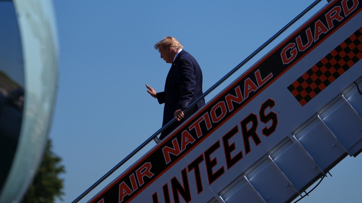 CNN ayaa sheegtay in la saaray ka dib markii la diiwaangeliyay inay ku baxdo Hawada Ciidamada Maraykanka ee Trump