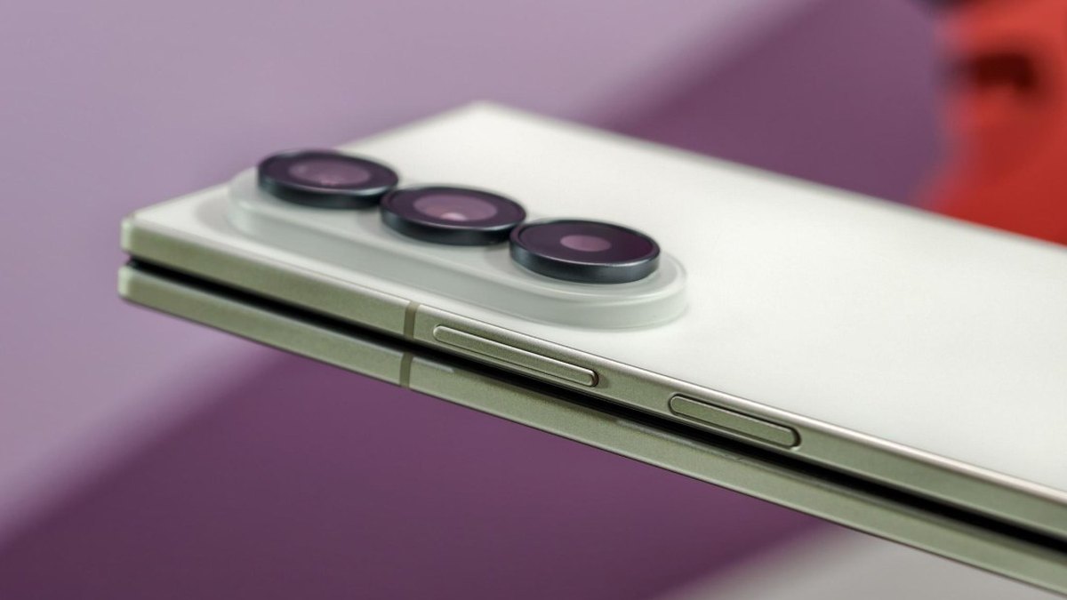 Samsung Z Fold 8 Ultra: Tignoolajiyad cusub oo crease-ka ka dhigta mid aan la arki karin