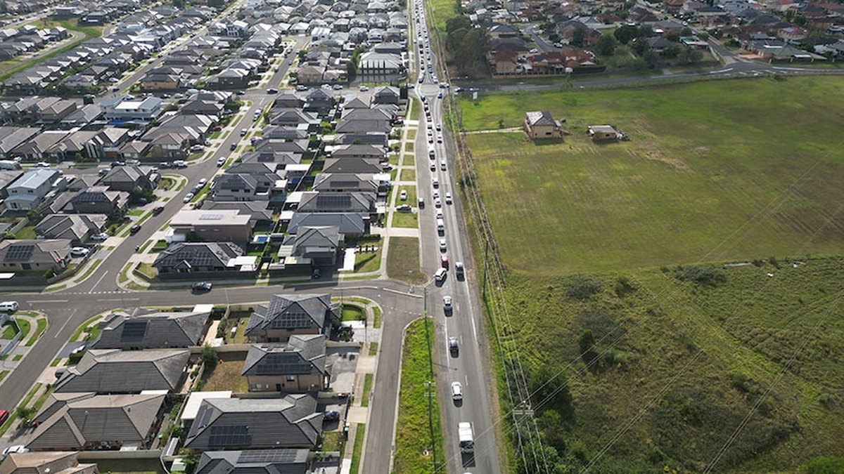 Road plan for new airport 'flawed and shortsighted', critics say