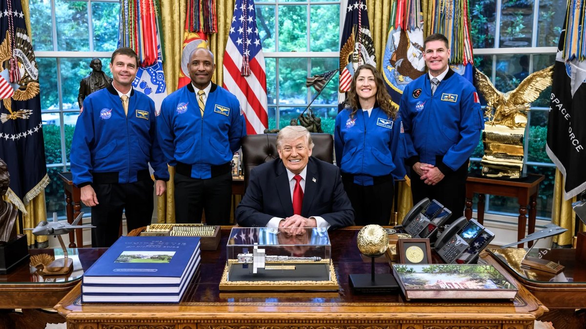 Madaxweyne Trump wuxuu ku xushaynaa medallada ciidamada NASA ee Artemis II