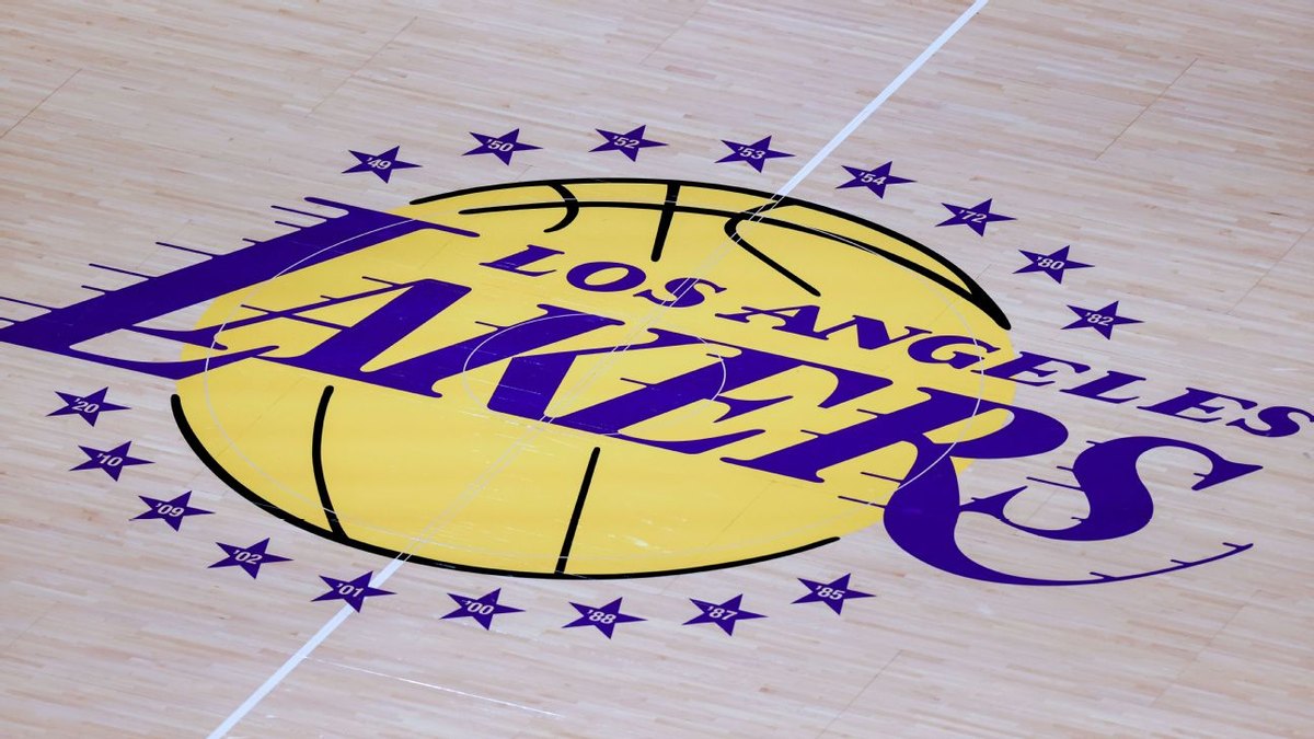 Jeanie Buss waxay ka hor istaagtay in qoyskeedu iibsado kooxda Lakers