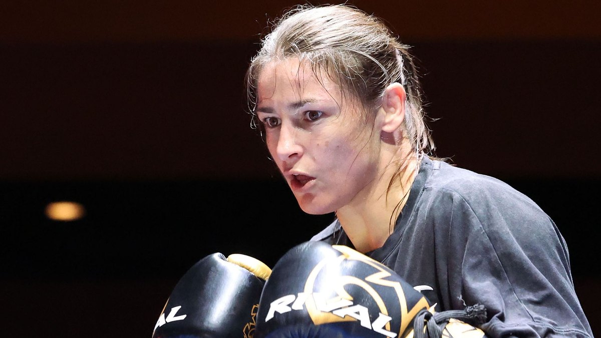 Claressa Shields iyo Amanda Serrano waxay u hambalyeeyeen Katie Taylor markii ay ku dhammaysoorayso ciyaaraha