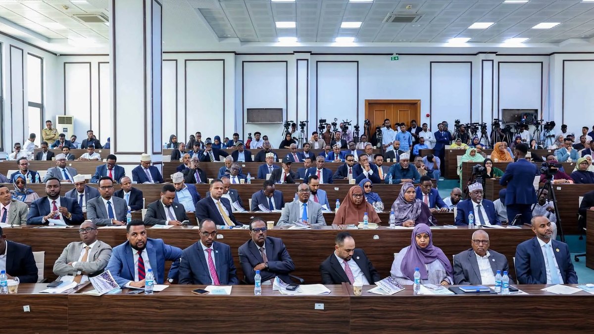 Baarlamaanka Soomaaliya oo laalay qaraarkii Ra’iisul Wasaare Xamza ee ku saabsan agaasime-waaxeedyada