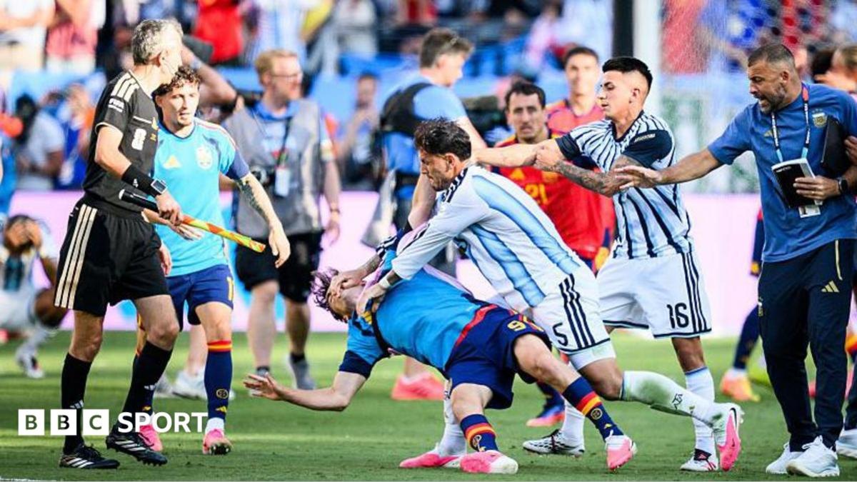 Fifa ayaa Paredes ku xiray 10 kulan kadib dagaalkii ugu dambeeyay ee koobka adduunka