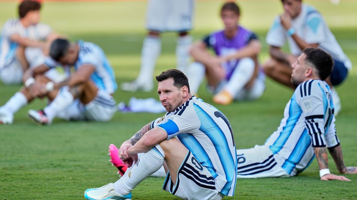 Lionel Messi oo shaki gelinaya sii wadida ciyaarta kadib dhimashadii aabihiis Jorge