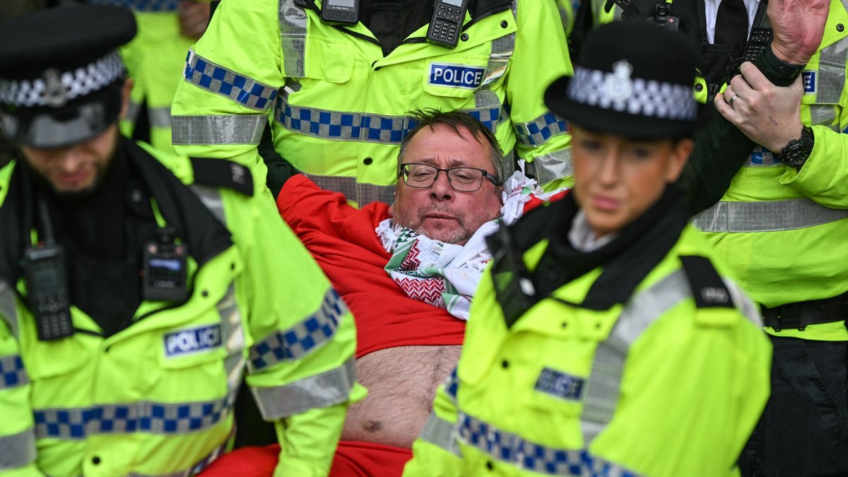 Dambiilayaal ka badan 50 ayaa lagu xiray dibadda kalfadhiga xisbiga Labour ee Liverpool