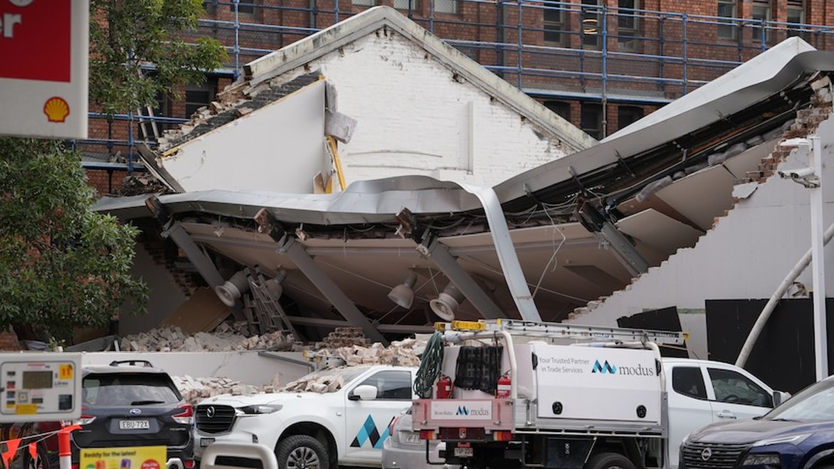 Labo qof oo si daran u dhaawacmay kadib markii dhisme ku dhacay Ultimo, Sydney