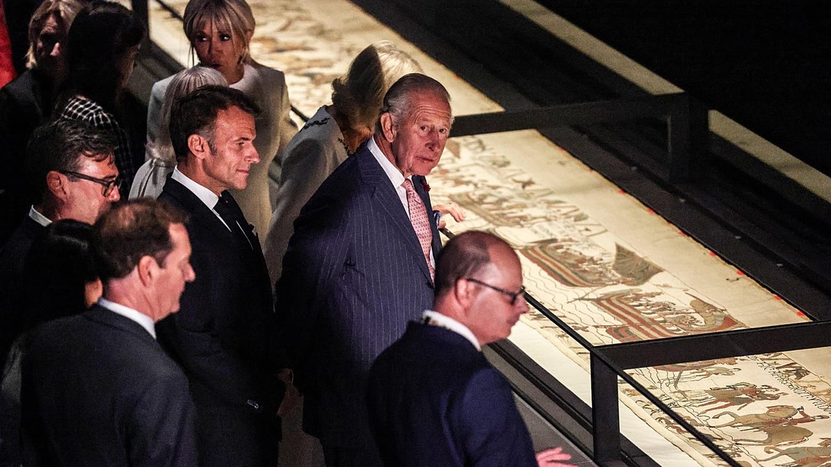 Madaxweyne Macron iyo Boqor Charles III ku soo dhaweeyeen Bayeux Tapestry xiriirka Ingiriis-Faransiiska