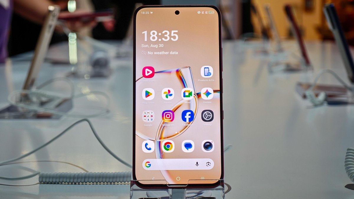 TCL waxay soo saartay taleefankeeda ugu horreysa ee leh sifooyinka Nxtpaper iyo OLED