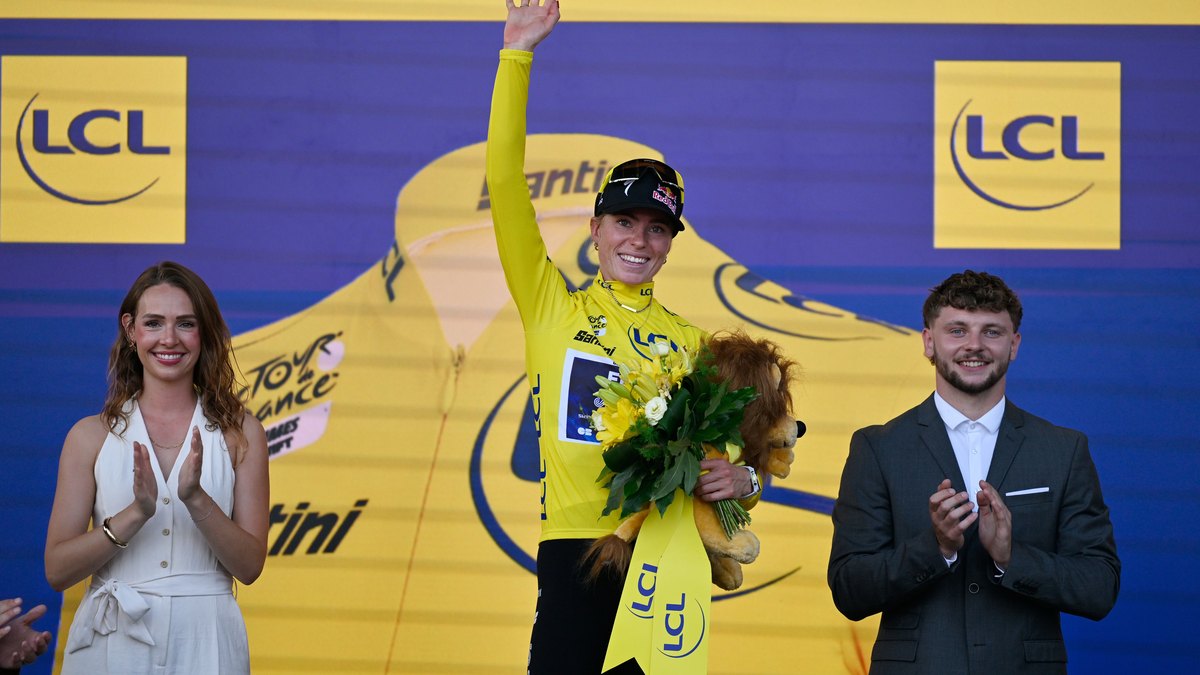 Demi Vollering Oo Mar Labaad Ku Guuleysatay Tartanka Baaskiilka ee Tour de France