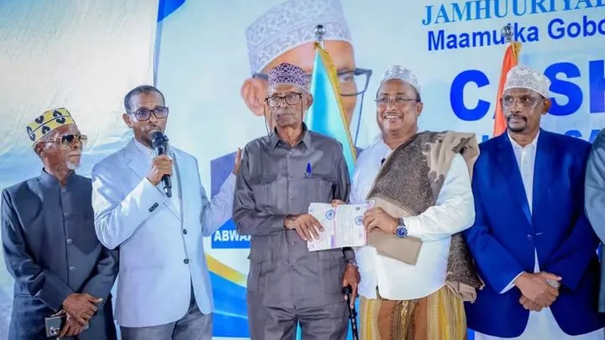 Duqa Muqdisho oo Abwaan Mustafe Sheekh Cilmi u wareejiyay dhul iyo ballan-qaad guri