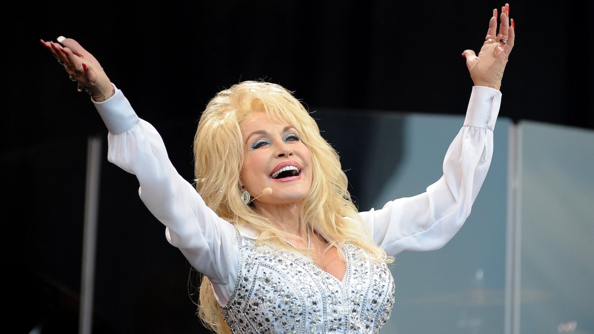 Dolly Parton Oo Lagu Aasay Nashville, Tixgelin La Siiyay Grand Ole Opry