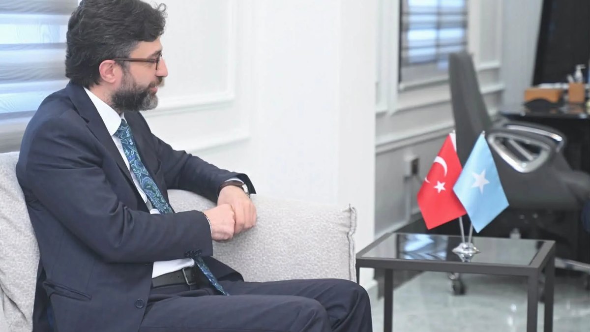 Safiirka Turkiga ee Soomaaliya Alper Aktaş oo ka tagaya Muqdisho kadib muddadii diblomaasiyadda