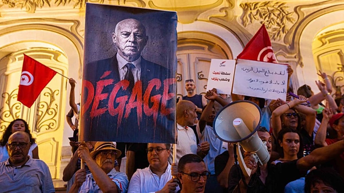 Madaxweynaha Tunisia wuxuu ka joojiyay xukunka shan sano ee ah warar la sheegay inay been abuur yihiin kadib in la diyaariyay