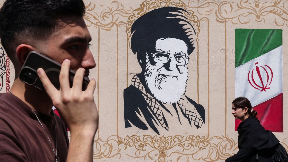 Wasiirka Arrimaha Gudaha Pakistan wuxuu u saftay Tehran si uu uga wada hadlo xiriirka labada dal