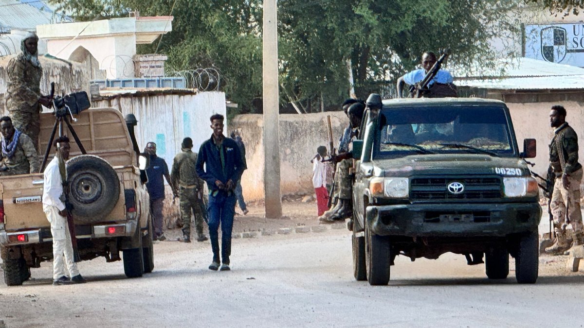 Ciidamada dowladda Soomaaliya iyo ciidamada maamulka Jubbaland ku dagaallamaan magaalada Baydhabo
