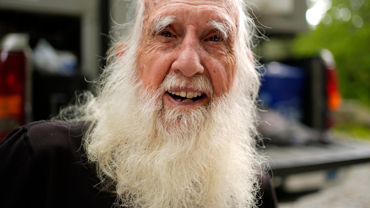 Dale Sanders, 91-jir, dib u soo celinayaa rekoodhka uu yahay hawlgale ugu weyn ee dhulka Appalachian Trail