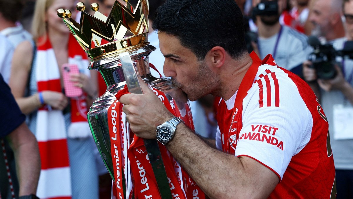 Arsenal waxay bilaabayaan difaaca horyaalka Premier League kadib 22 sano