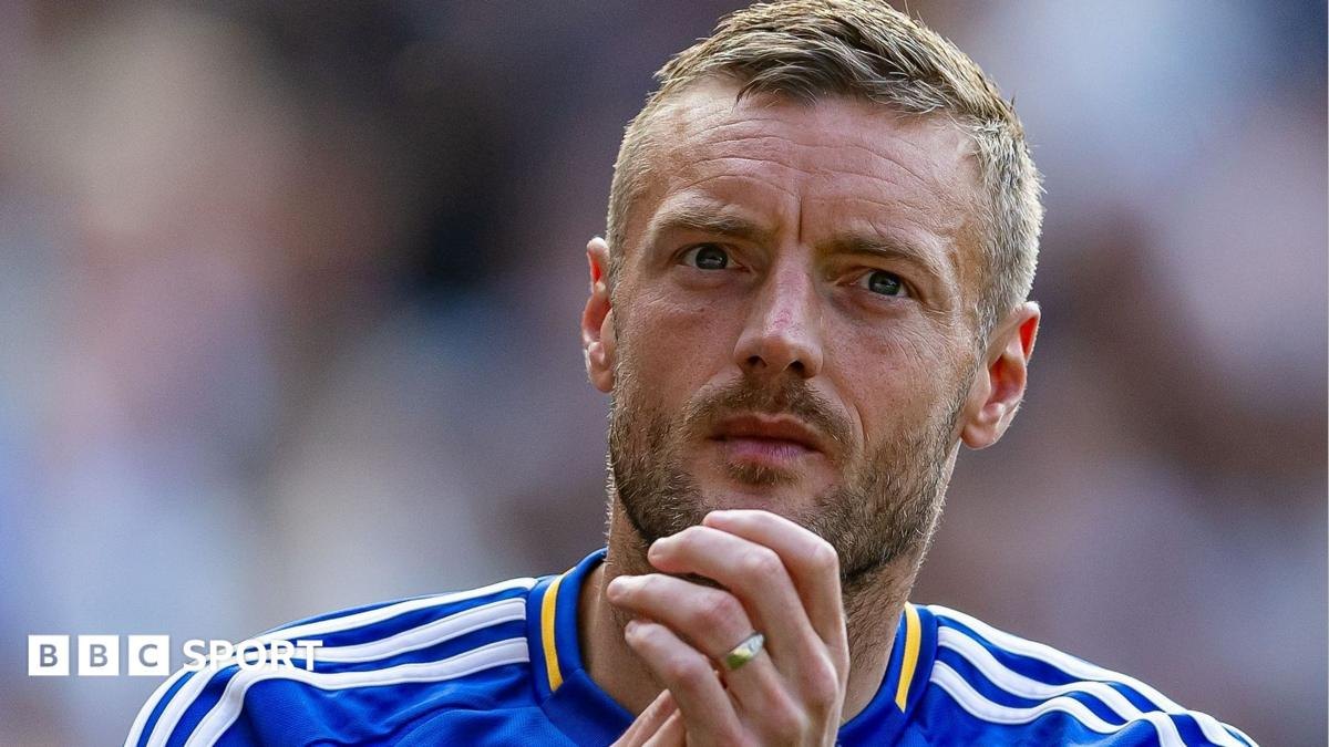 Jamie Vardy wuxuu ku biiray Burnley muddo xilli ciyaareed oo dhan