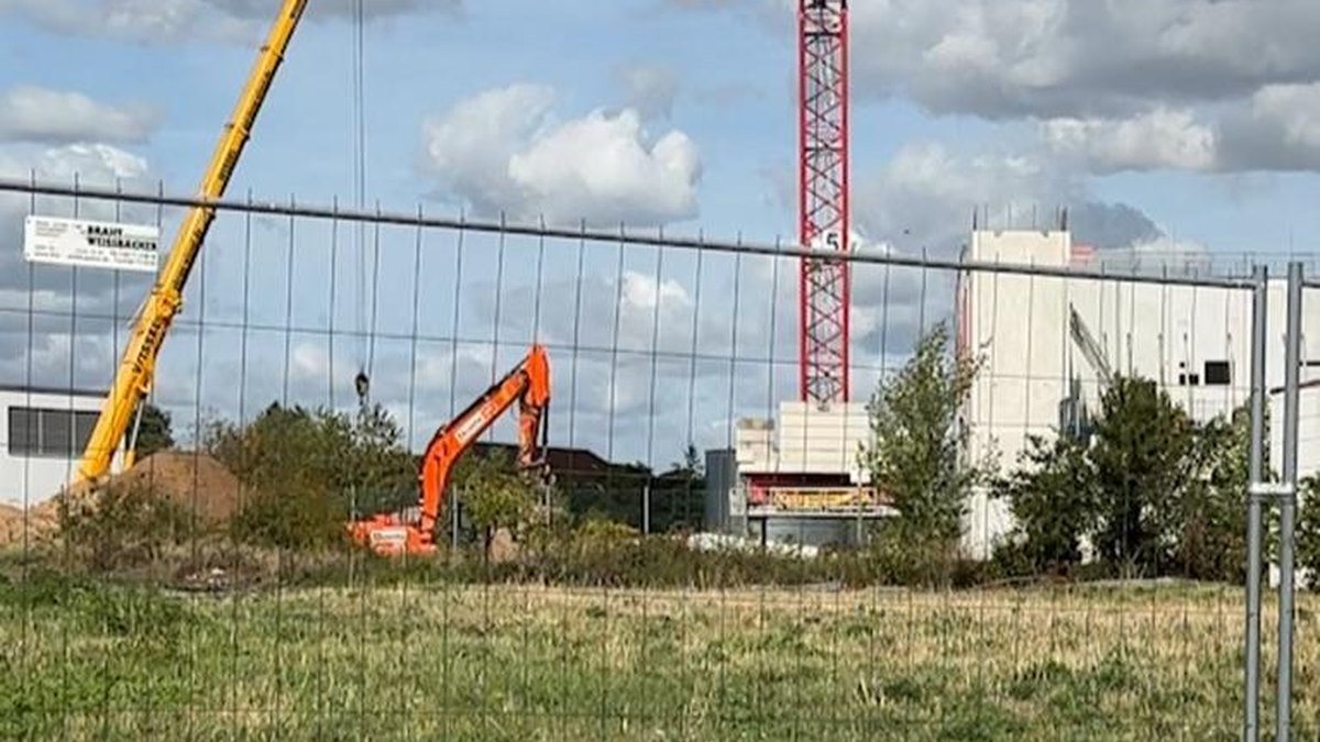 Jarmalku wuxuu doonayaa inuu laba jeer kor u qaado awoodda ganacsiga data centers, laakiin dadka iyo xisbiyadu waxay ka cabsanayaan kharashka iyo saameynta deegaanka