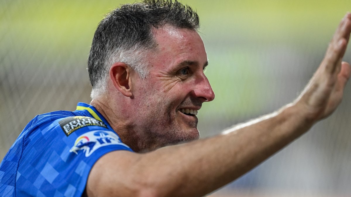 Hussey wuxuu diiradda saaray inuu noqdo macallinka ciyaaraha England, inkastoo uu sheegay inuu wali ka fikirayo