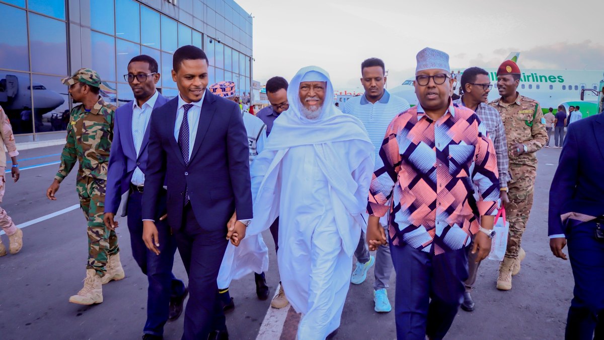 Wasiirada Difaaca iyo Warfaafinta oo Soo Dhaweeyay Sheekh Cabdullaahi Zulfa Garoonka Caalamiga ah ee Aden Adde