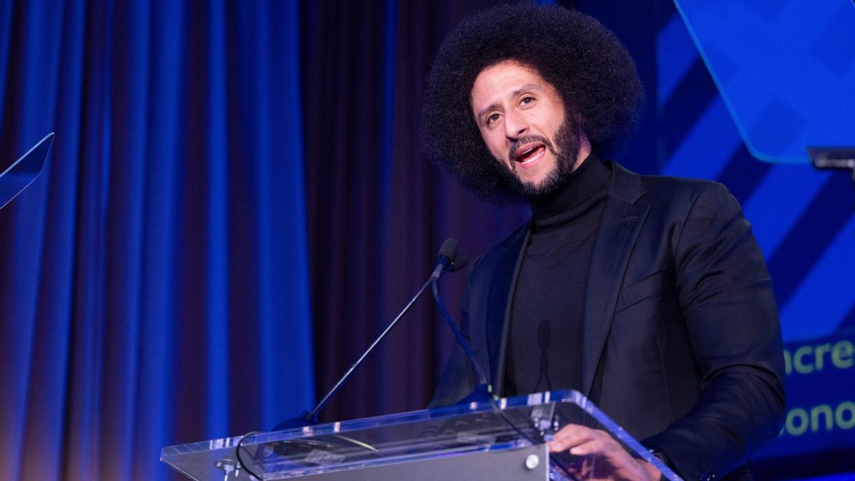 Kaepernick wuxuu ka tagay ciyaaraha NFL kadib inay u diideen inay ku soo laabato