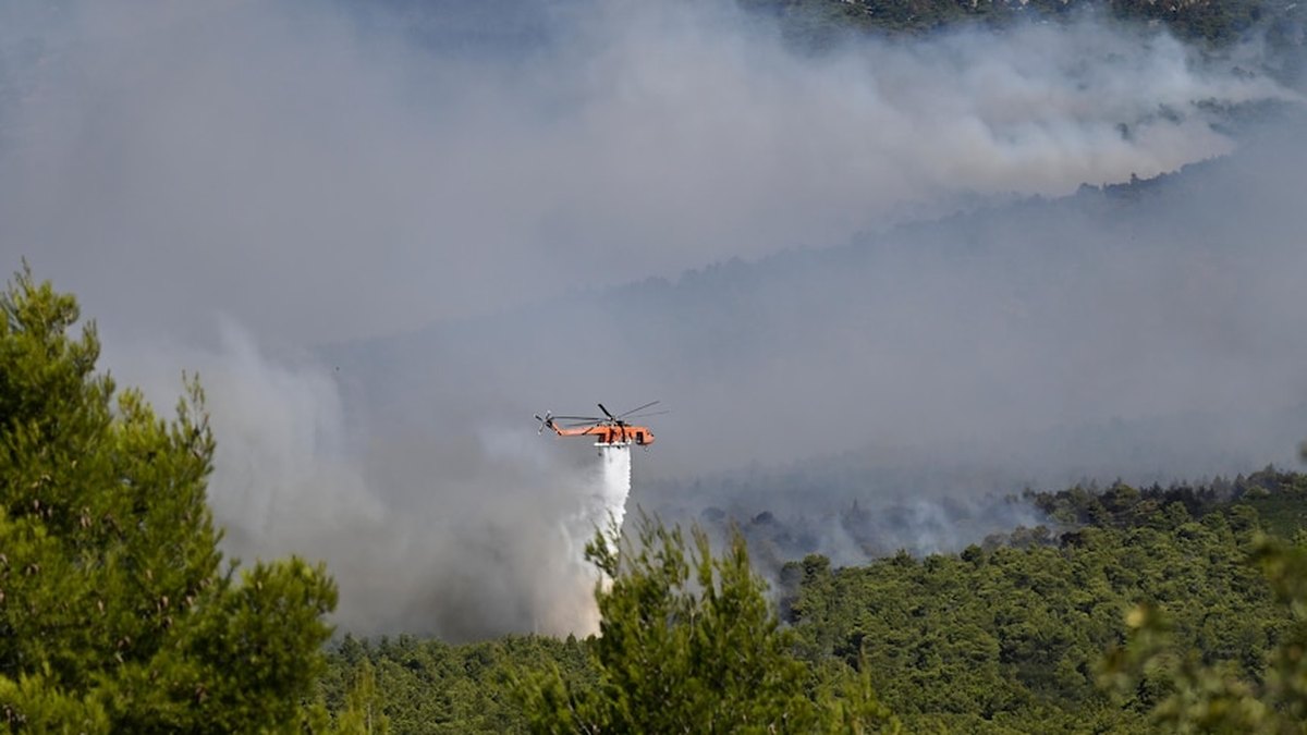 Labo helikobtar oo dab-demis ah ayaa isku dhacay hawada sare u dhow Athens; labo dab-demiye ayaa dhintay