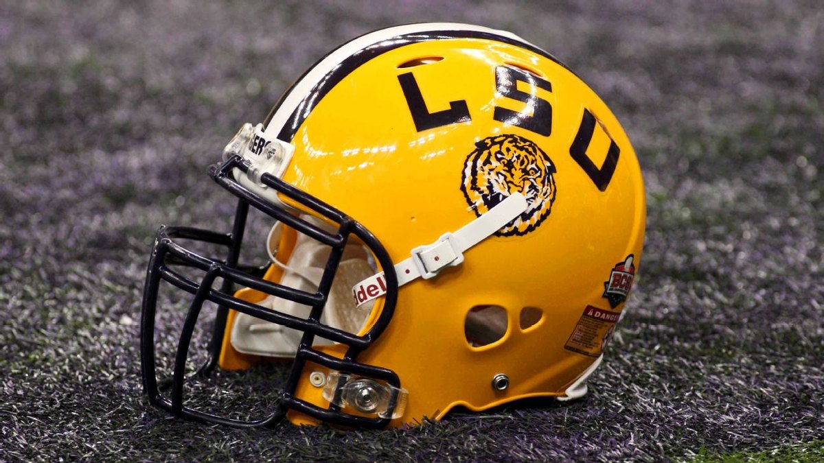 Xulka LSU wuxuu ka saaray liiska ciyaaraha labo ciyaartoy oo ka soo jeeda Ole Miss