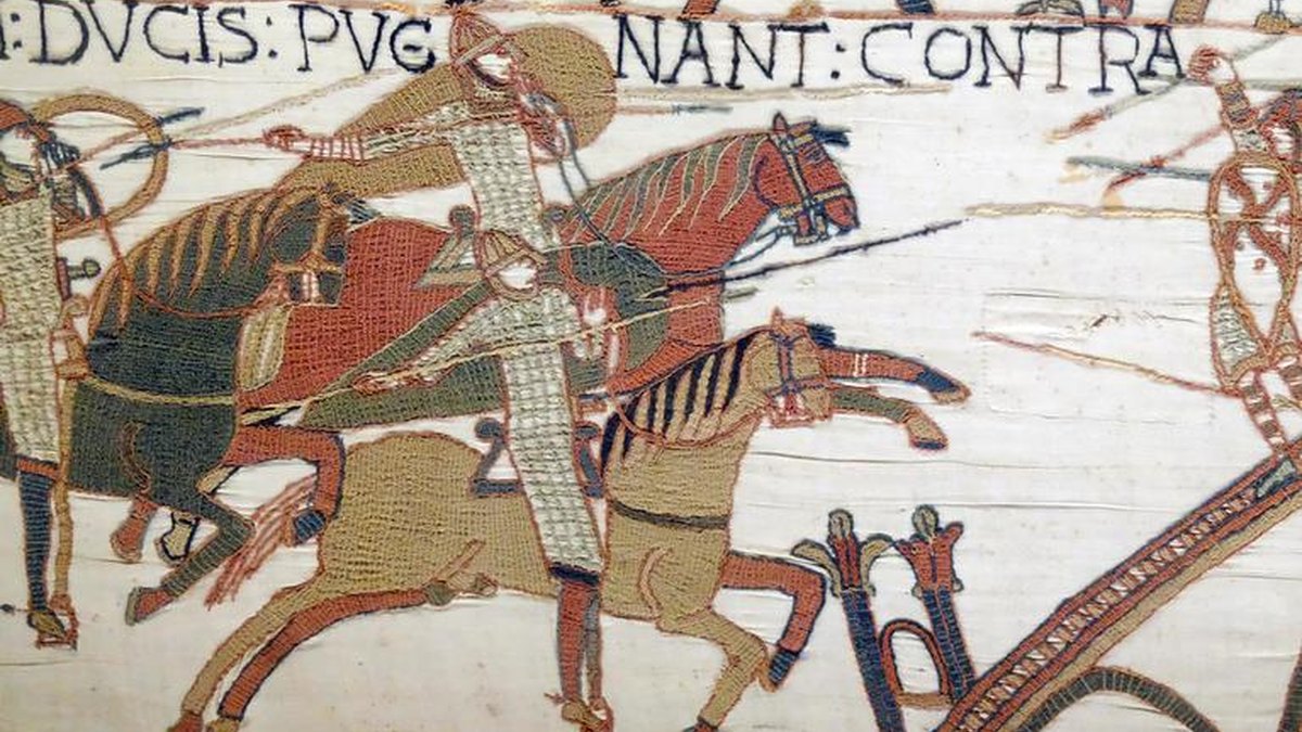 Madaxweynaha Faransiiska Macron iyo Boqorka Ingiriiska Charles wada eegayaan Bayeux Tapestry xilli booqashadiisa UK-tu bilaabaneyso