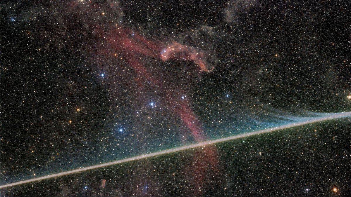 Sawirka Dayax-gacmeedka: Meteor Ifaya oo Ka Muuqda Nebula-ga Weyn ee Lacerta