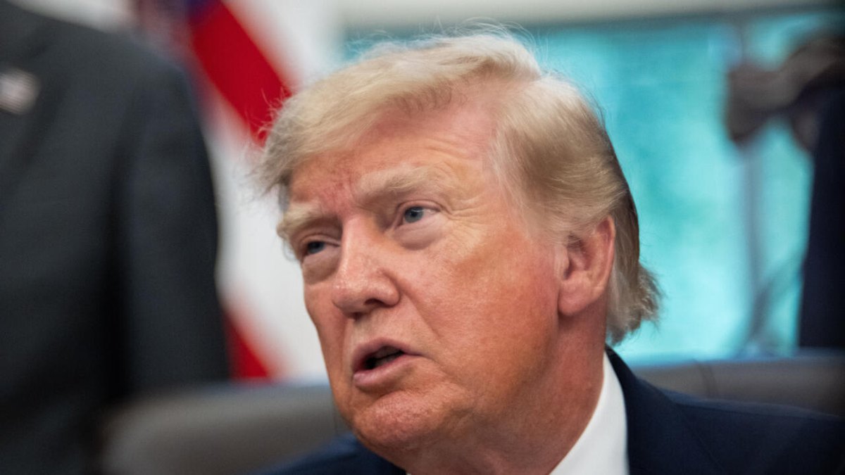 Madaxweyne Trump wuxuu sheegay inuu ka xumahay in Booliiska Ingiriiska ay ka sii daayaan dad lagu eedeeyay inay doonayeen inay weeraraan garoonka diyaaradaha
