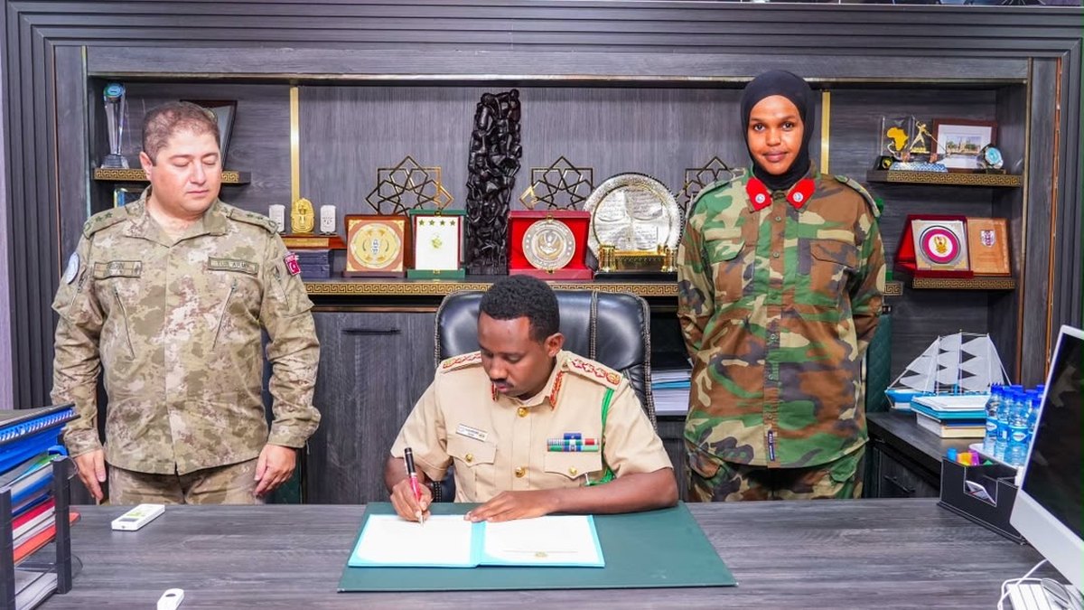 Jeneraal Ibraahim wuxuu saxiixay amarradii ka hortagga iyo ka jawaabidda xadgudubyada dhinaca dumarka ee ka dhasha colaadda
