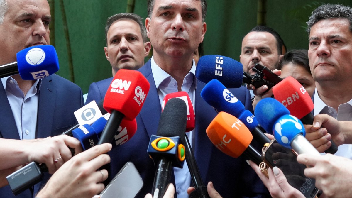 Xildhibaanka Flavio Bolsonaro wuxuu ku jiraa baaritaan la xiriira dambiyo lacageed oo ka horreeya doorashada Brazil