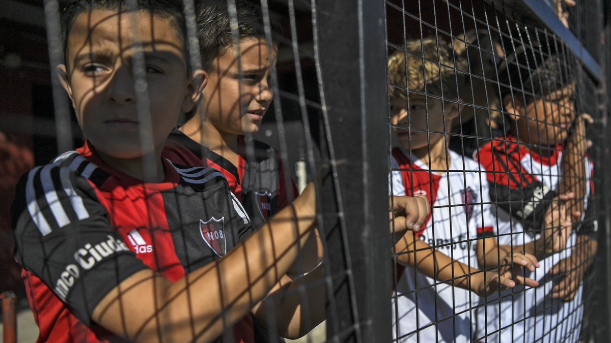 Farqiga u dhexeeya dhismaha kubada cagta ee Argentina iyo Maraykanka