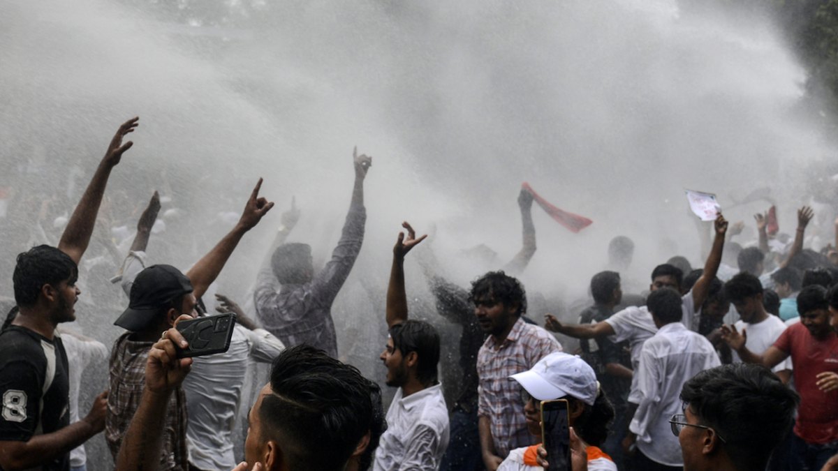 Booliiska India oo biyo ku daadiyay ardayda mudaaharaadka waxbarashada ee Raipur