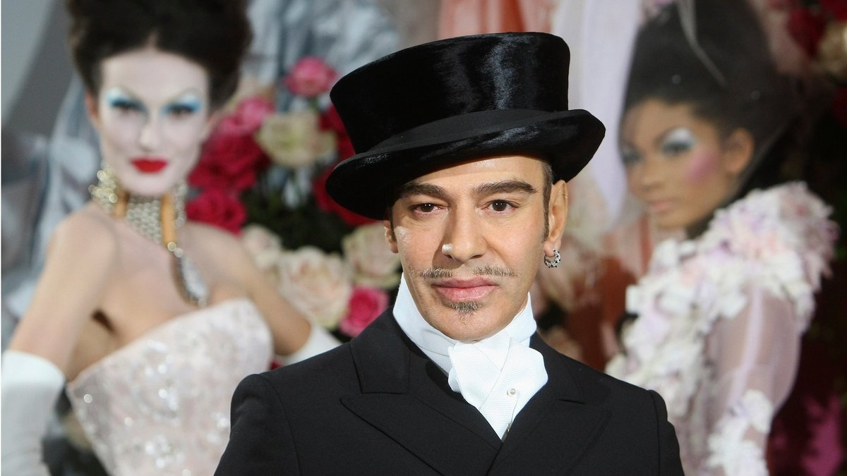 Muuqaalka John Galliano ee Met-ka ee New York wuxuu dib u dhacay kadib khilaaf culus