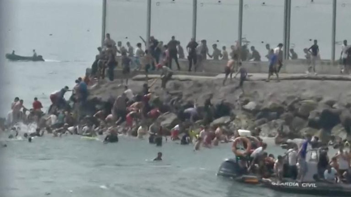 Ciidamada Isbaanishka oo loo diraya Ceuta si ay u xoojiyaan ilaalinta xudduudda