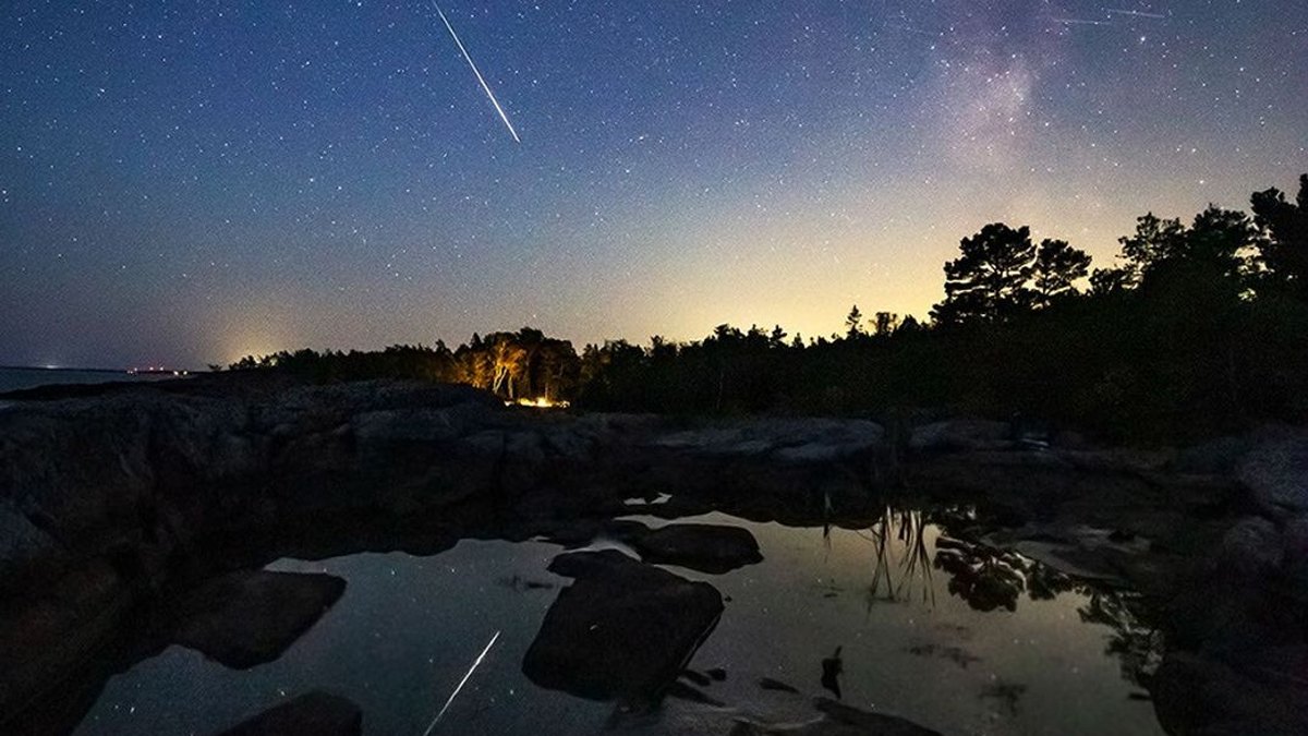 Sawirka Perseids-ka ee Sweden: Laba Meteor oo Dhalaalaya iyo Milicsigooda Biyaha