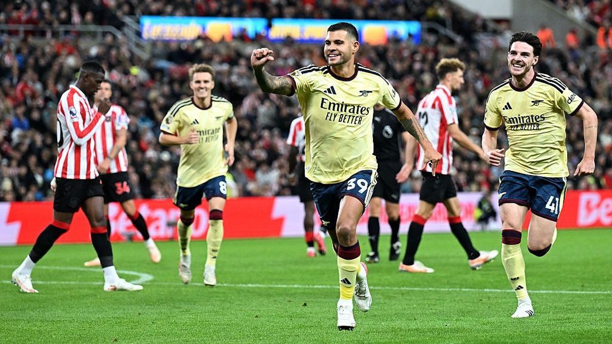 Kooxaha Premier League: Arsenal Guulaysatay 2-0, Chelsea 2-2 La Soo Wareegatay Hull City, Tottenham 0-0 La Soo Wareegatay Everton