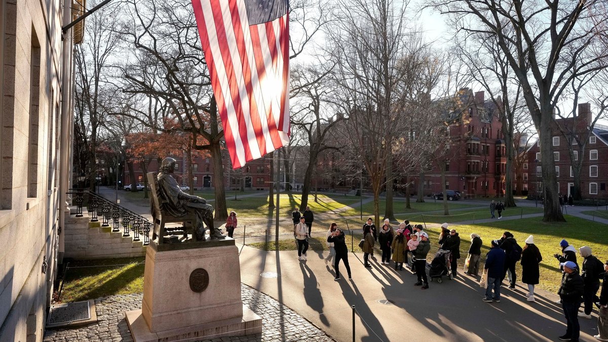 Garsoore Federaal ah oo meesha ka saaray dacwad Trump uu Harvard u geystay