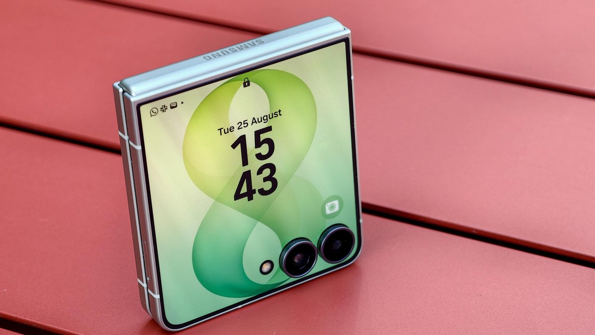 Samsung Galaxy Z Flip 8: Shaashadda wejiga oo sii furfuran, laakiin caqabaduhu waa mudnaanta